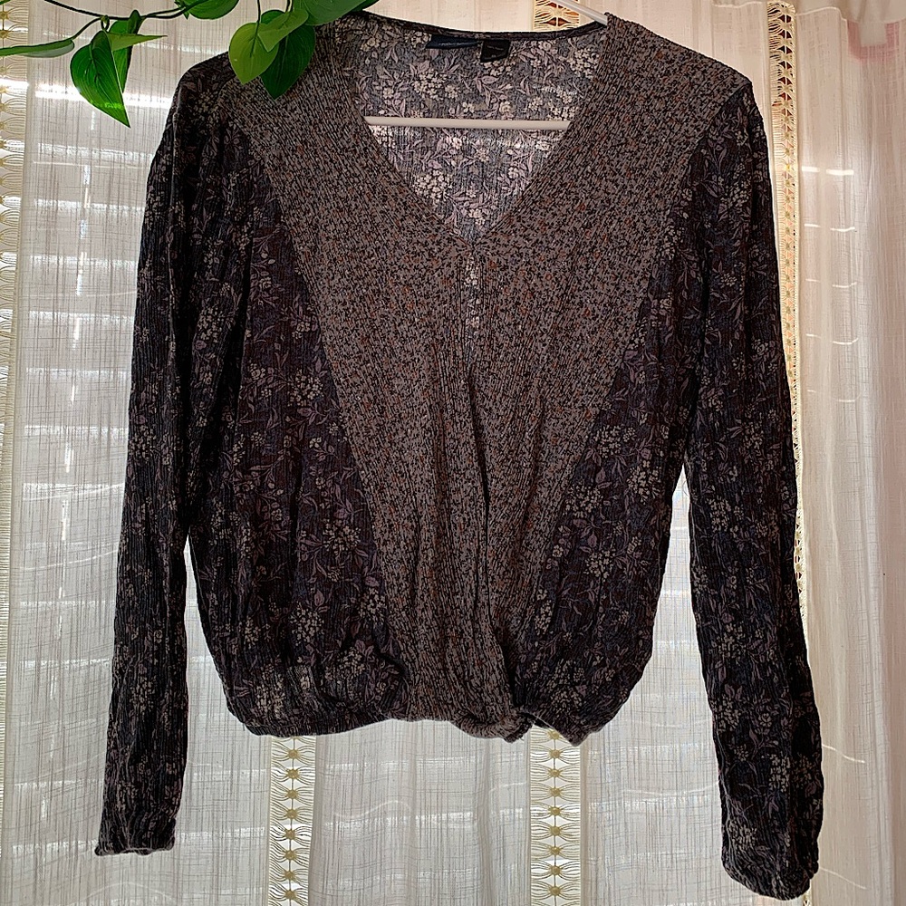 Daytrip Women’s Navy Lavendar Floral Crop V Neck Blouse Size Small